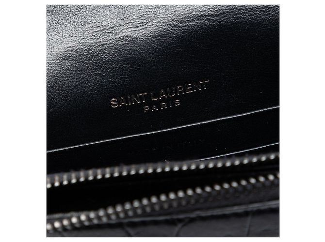 Saint Laurent Schwarzes Monogramm Monochrome Envelope Chain Wallet aus Leder mit Krokoprägung - Ansicht 5
