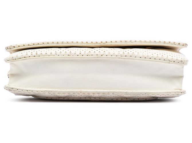 Wallet On Chain Cartera con cadena Chanel White CC en piel de cordero acolchada perforada Blanco Crudo - vista 3