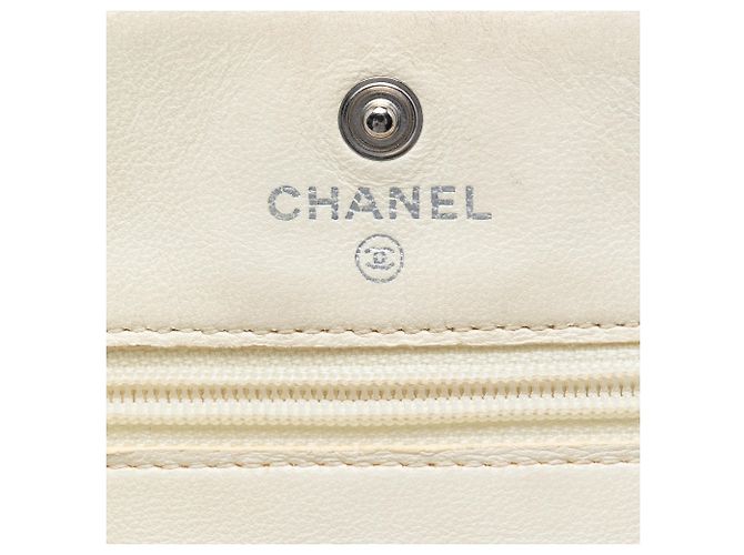 Wallet On Chain Cartera con cadena Chanel White CC en piel de cordero acolchada perforada Blanco Crudo - vista 5