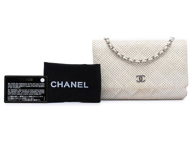 Wallet On Chain Cartera con cadena Chanel White CC en piel de cordero acolchada perforada Blanco Crudo - vista 7
