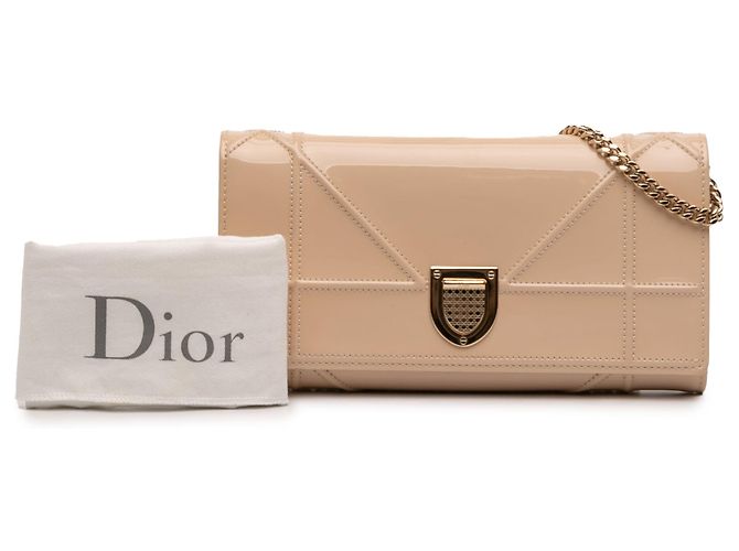 Portafoglio Diorama On Chain in vernice beige di Dior - vista 7