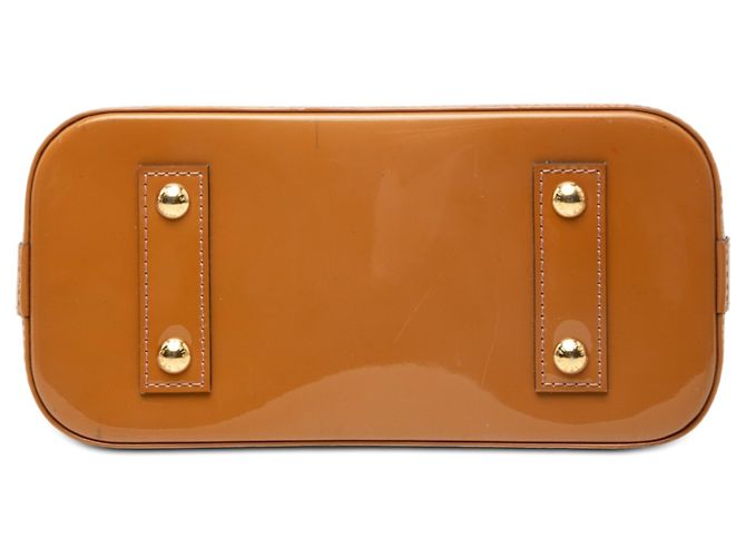 Louis Vuitton Alma BB in Vernis Monogram marrone Cammello - vista 3