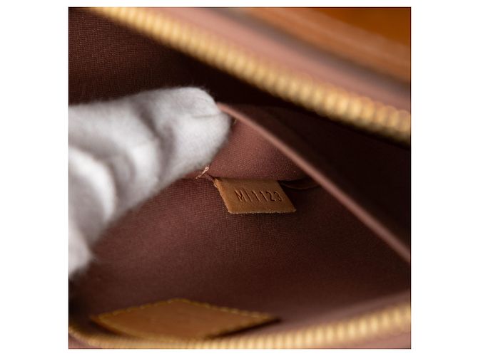 Louis Vuitton Alma BB in Vernis Monogram marrone Cammello - vista 6