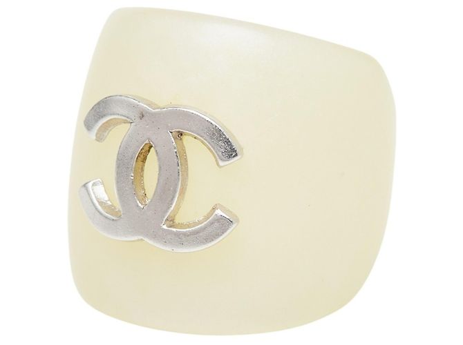Anello Chanel Coco Mark Band in plastica avorio Crudo - vista 2