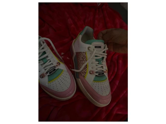 Moschino Sneaker in pelle bianca con accenti glitterati Rosa Bianco Blu Verde Giallo - vista 3