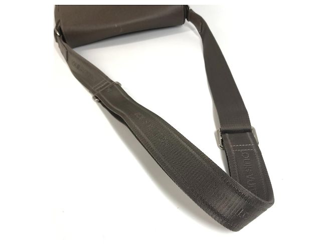 Borsa Messenger Louis Vuitton Taiga Milo Marrone - vista 10