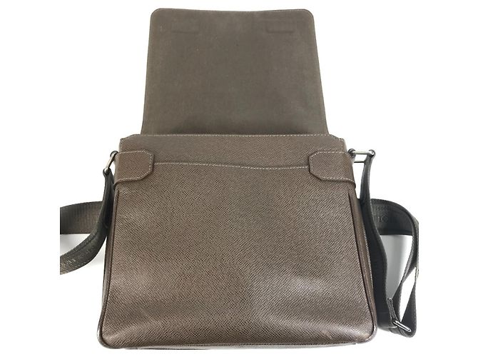 Borsa Messenger Louis Vuitton Taiga Milo Marrone - vista 12