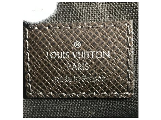 Borsa Messenger Louis Vuitton Taiga Milo Marrone - vista 14