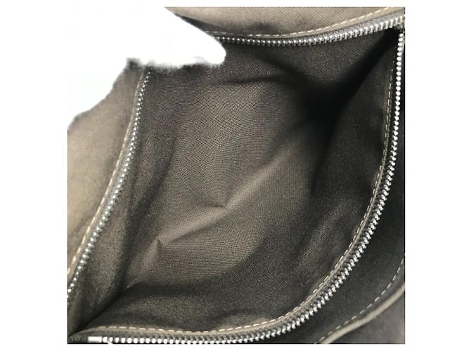 Borsa Messenger Louis Vuitton Taiga Milo Marrone - vista 15