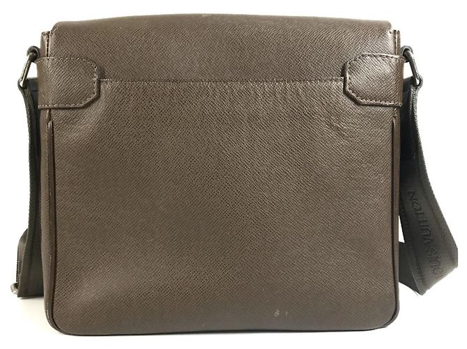 Borsa Messenger Louis Vuitton Taiga Milo Marrone - vista 2