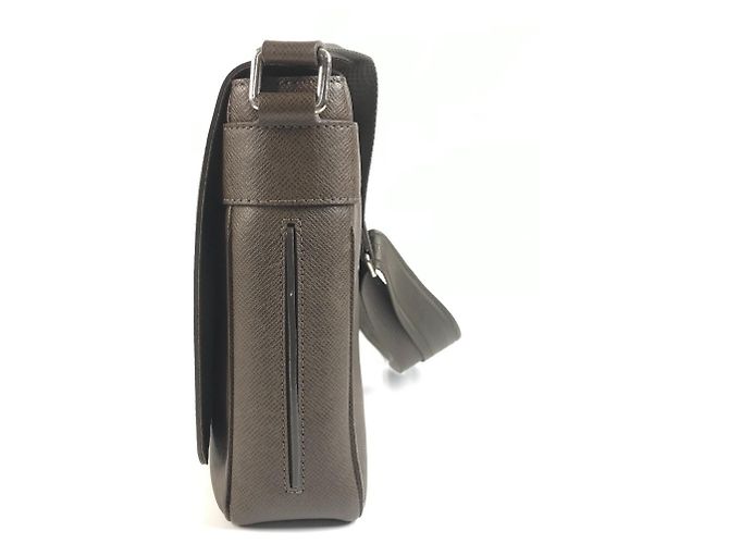 Borsa Messenger Louis Vuitton Taiga Milo Marrone - vista 3