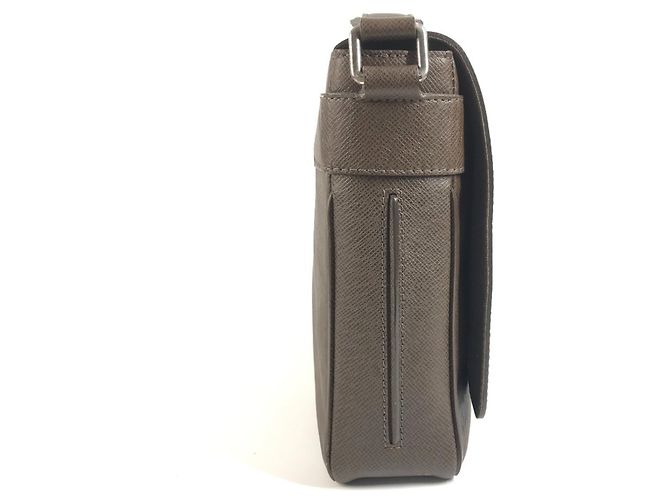 Borsa Messenger Louis Vuitton Taiga Milo Marrone - vista 4