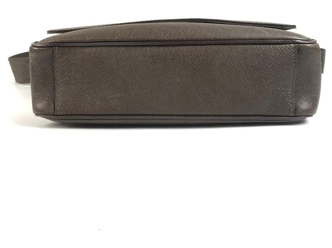 Borsa Messenger Louis Vuitton Taiga Milo Marrone - vista 5