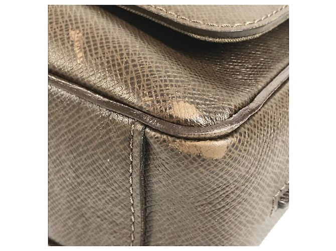 Borsa Messenger Louis Vuitton Taiga Milo Marrone - vista 6