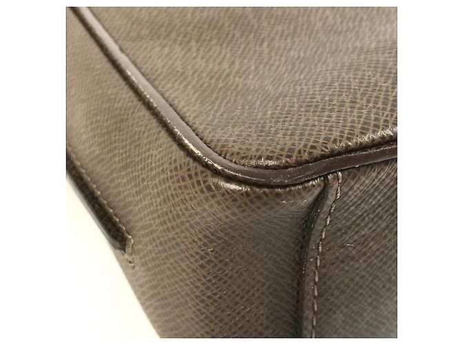 Borsa Messenger Louis Vuitton Taiga Milo Marrone - vista 9