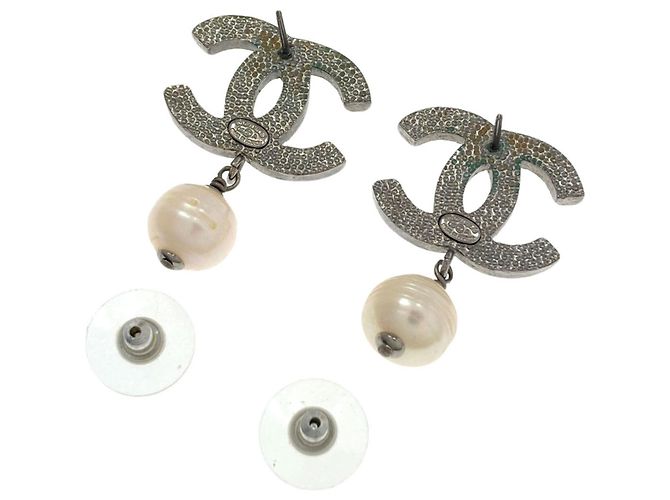 Chanel Coco Mark Strass-Ohrringe mit Kunstperlen Silber - Ansicht 2