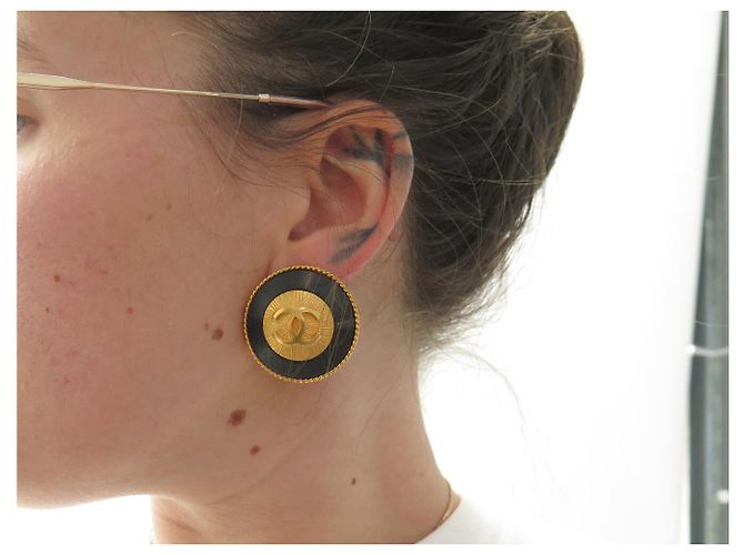 ORECCHINI VINTAGE CHANEL 1993 A CLIP TONDI RIGATI CON LOGO CC D'oro - vista 9