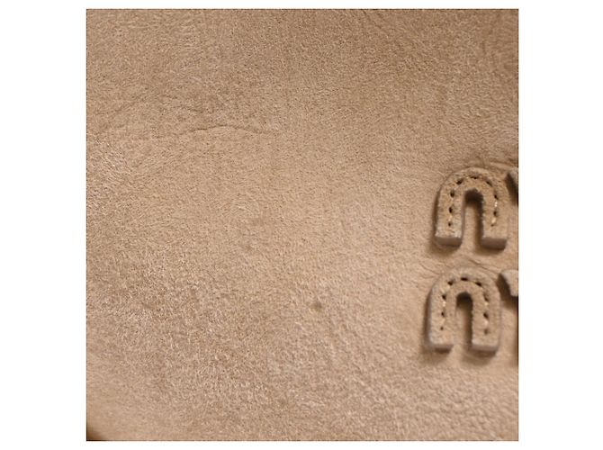 Miu Miu Wander Shearling Handtasche mit Tragegriff, aus beigem Schafsfell - Ansicht 10