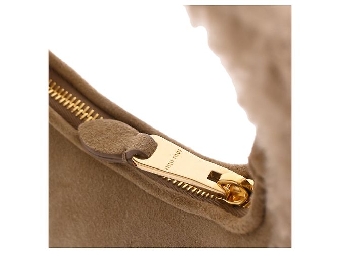 Miu Miu Wander Shearling Handtasche mit Tragegriff, aus beigem Schafsfell - Ansicht 11
