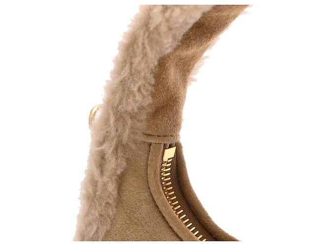 Miu Miu Wander Shearling Handtasche mit Tragegriff, aus beigem Schafsfell - Ansicht 12