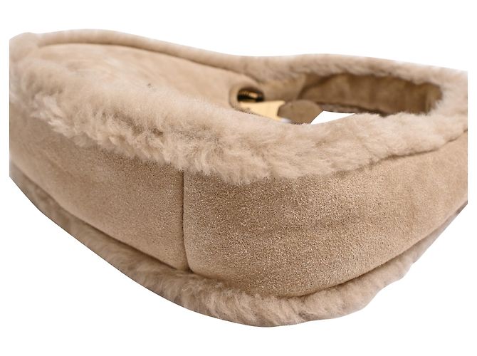 Miu Miu Wander Shearling Handtasche mit Tragegriff, aus beigem Schafsfell - Ansicht 14