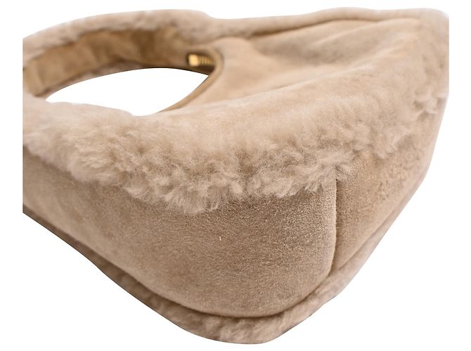 Miu Miu Wander Shearling Handtasche mit Tragegriff, aus beigem Schafsfell - Ansicht 15
