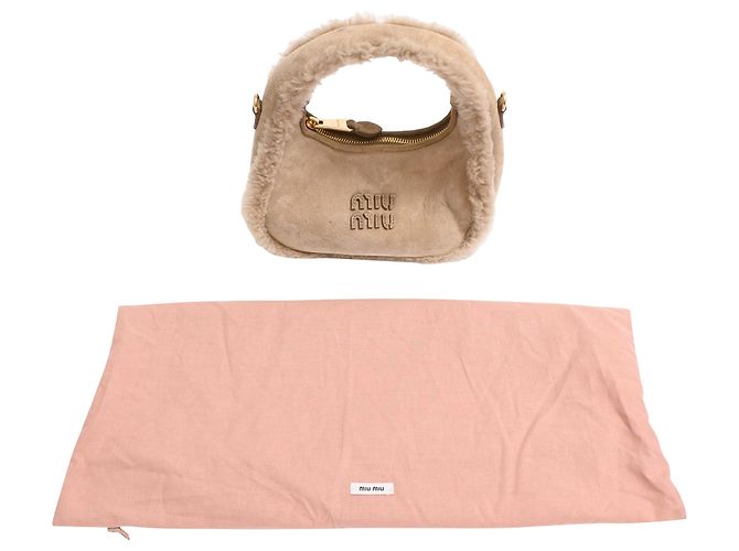 Miu Miu Wander Shearling Handtasche mit Tragegriff, aus beigem Schafsfell - Ansicht 16
