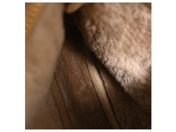 Miu Miu Wander Shearling Handtasche mit Tragegriff, aus beigem Schafsfell - Ansicht 5