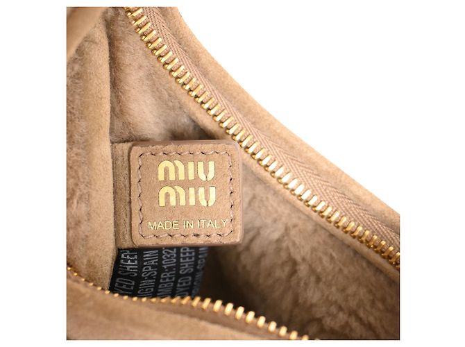 Miu Miu Wander Shearling Handtasche mit Tragegriff, aus beigem Schafsfell - Ansicht 6