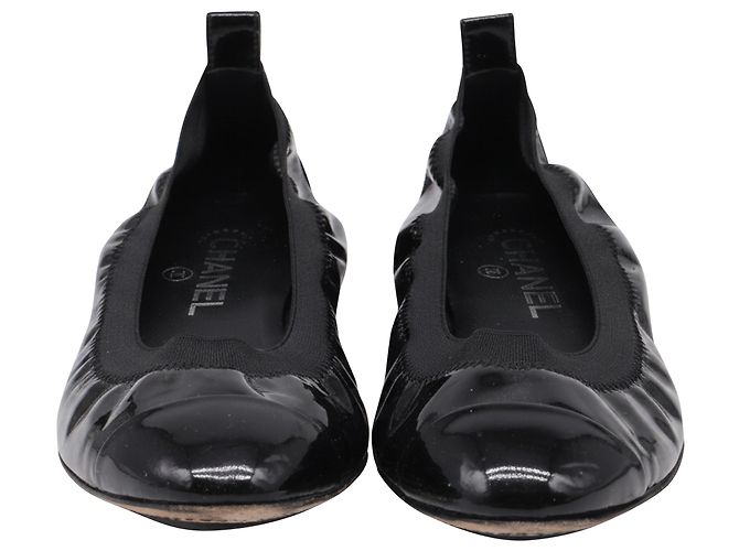 Timeless Bailarinas Chanel CC Cap-Toe en charol negro - vista 2