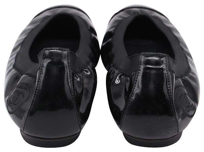 Timeless Bailarinas Chanel CC Cap-Toe en charol negro - vista 4