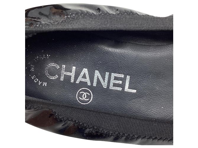 Timeless Bailarinas Chanel CC Cap-Toe en charol negro - vista 9