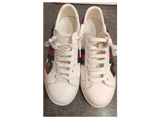 Gucci Ace Sneakers Basse in Pelle Bianca con Ricami Bianco Rosso Verde - vista 2