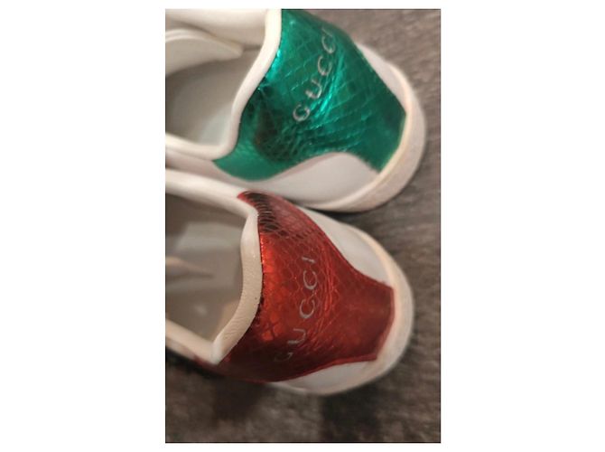 Gucci Ace Sneakers Basse in Pelle Bianca con Ricami Bianco Rosso Verde - vista 3