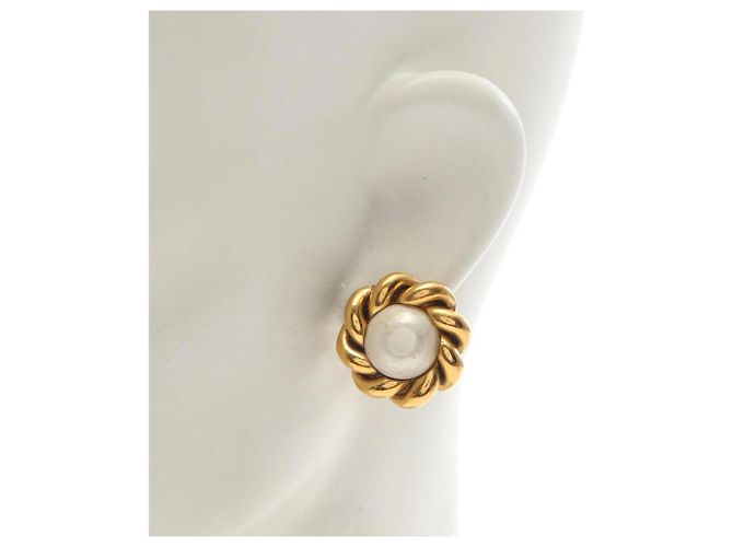 Orecchini a clip Chanel placcati oro con perle sintetiche Bianco D'oro - vista 4