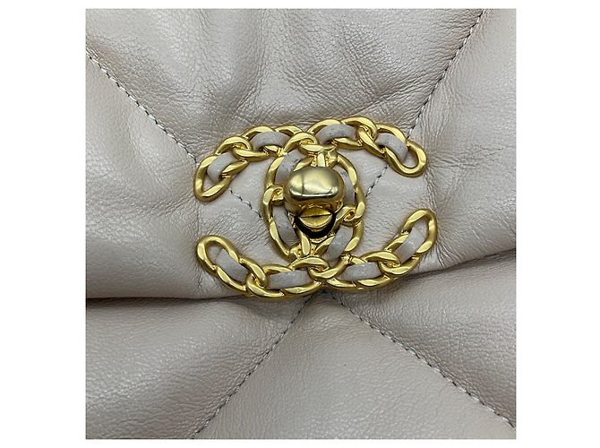 Chanel 19 Schultertasche mit Klappe aus gestepptem beigem Lammleder 2020 Größe Medium mit Mix-Metal-Hardware - Ansicht 10