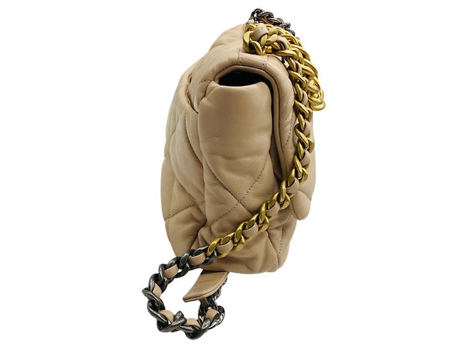 Chanel 19 Schultertasche mit Klappe aus gestepptem beigem Lammleder 2020 Größe Medium mit Mix-Metal-Hardware - Ansicht 2