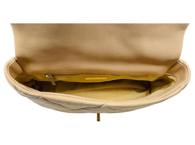 Chanel 19 Schultertasche mit Klappe aus gestepptem beigem Lammleder 2020 Größe Medium mit Mix-Metal-Hardware - Ansicht 6