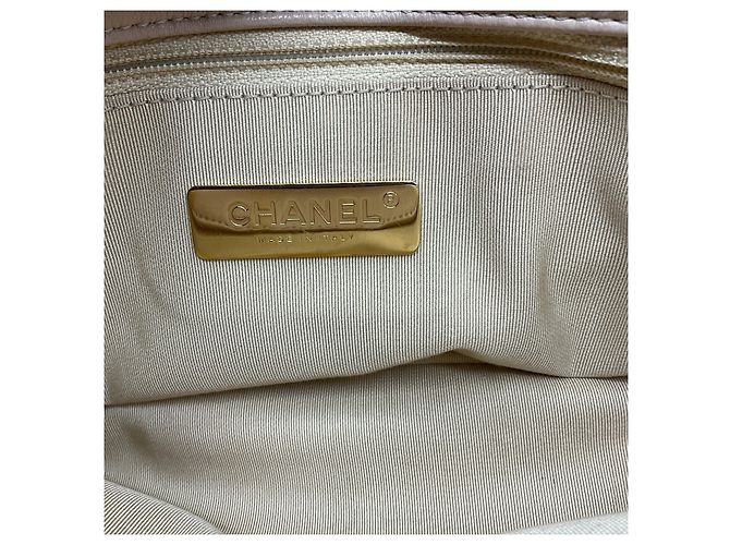 Chanel 19 Schultertasche mit Klappe aus gestepptem beigem Lammleder 2020 Größe Medium mit Mix-Metal-Hardware - Ansicht 7