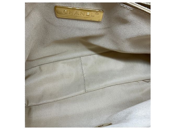 Chanel 19 Schultertasche mit Klappe aus gestepptem beigem Lammleder 2020 Größe Medium mit Mix-Metal-Hardware - Ansicht 8