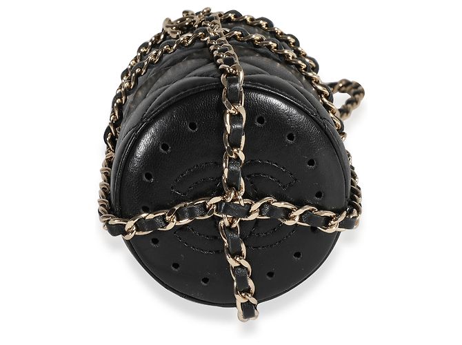 Bouteille d'eau en métal doré Chanel et son étui en peau d'agneau matelassée noire - vue 2