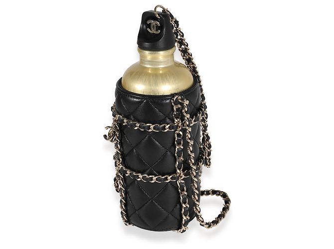 Bouteille d'eau en métal doré Chanel et son étui en peau d'agneau matelassée noire - vue 4
