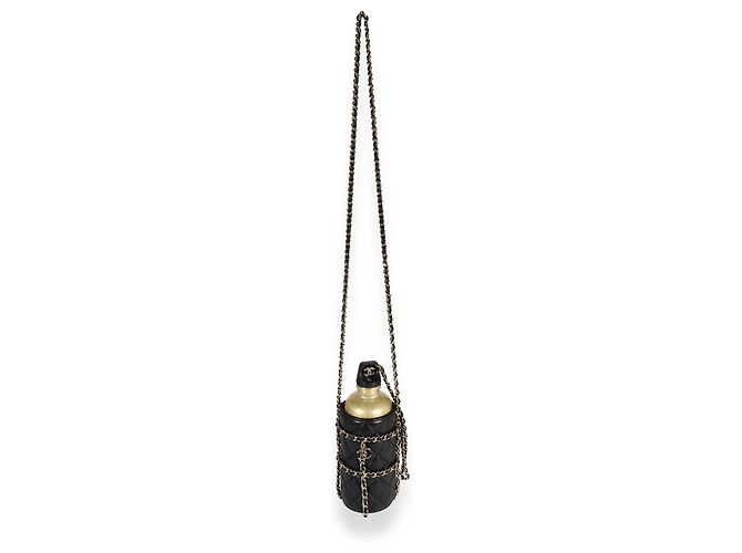Bouteille d'eau en métal doré Chanel et son étui en peau d'agneau matelassée noire - vue 5