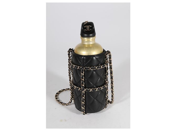 Bouteille d'eau en métal doré Chanel et son étui en peau d'agneau matelassée noire - vue 6