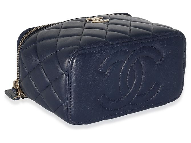 Vanity Beauty Case Chanel Navy in Agnello Trapuntato con Manico e Catena Blu - vista 2