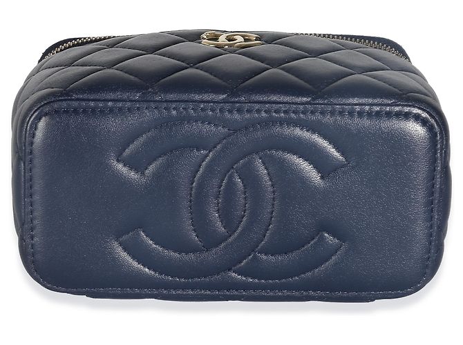 Vanity Beauty Case Chanel Navy in Agnello Trapuntato con Manico e Catena Blu - vista 6