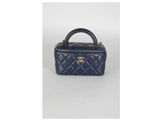 Vanity Beauty Case Chanel Navy in Agnello Trapuntato con Manico e Catena Blu - vista 8