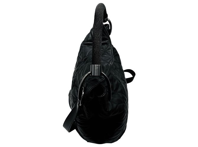 Bolsa de ombro hobo em couro acolchoado preto Akris - vista 2