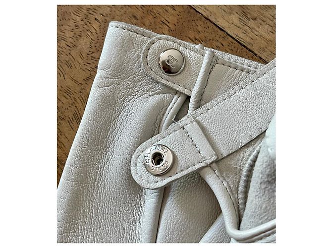 Chanel Fingerlose Handschuhe weißes Lammleder mit Print Größe 7 Grau - Ansicht 3