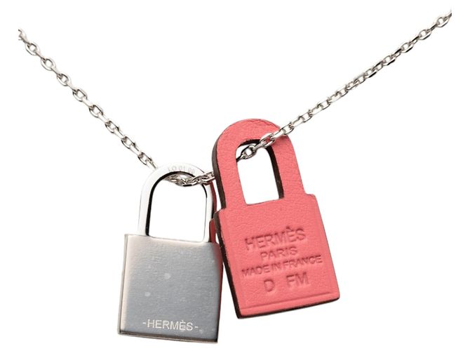 Collana con pendente O Kelly in argento placcato palladio e pelle Swift Hermès Rosa - vista 2